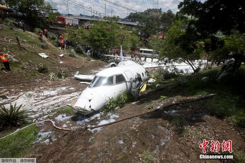 洪都拉斯一飞机降落时滑出跑道 6名乘客受伤