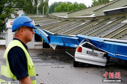 德国遭遇暴雨天气 加油站屋顶被掀翻