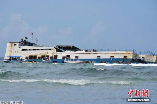 印尼渡轮倾覆34人遇难 获救乘客拍下惊险一幕