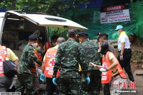 泰国溶洞救援进展顺利 首批获救少年送往医院