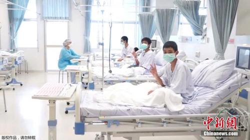 泰国获救足球队少年接受治疗 对镜头比V精神好