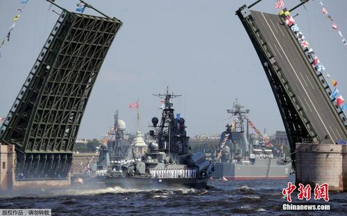 俄罗斯举行海上大阅兵 各式舰艇参加