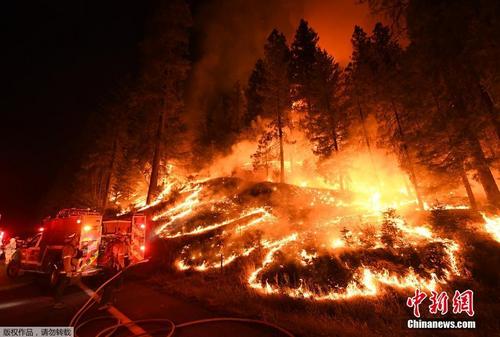 美国加州大火持续肆虐 烈焰熊熊如末日景象