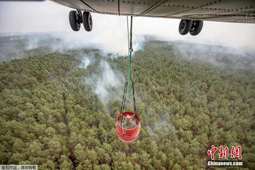 德国柏林森林大火蔓延 直升机出动灭火