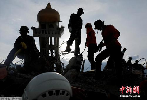 印尼地震海啸死亡人数升至1763人 搜救即将结束