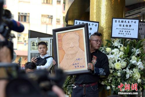作家金庸的私人丧礼在香港殡仪馆举行 