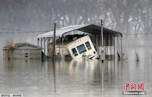 美国田纳西州遭遇洪灾 居民区被淹