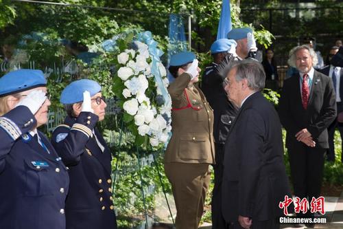 联合国秘书长为维和英烈敬献花圈