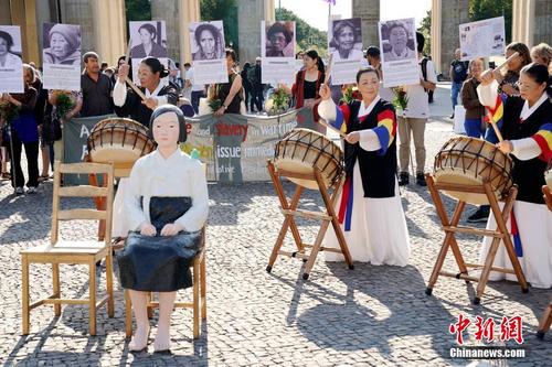 在德韩日民众于“慰安妇”纪念日举行集会 要求日本道歉赔偿