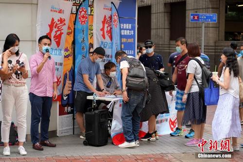 香港市民街头签名支持涉港国安立法