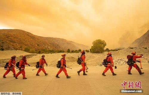 美加州南部山火持续 逾千名消防员试图控制火势 