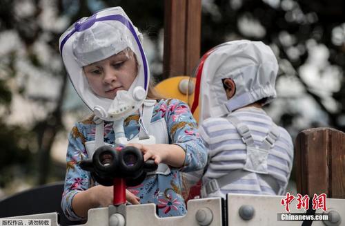 哥伦比亚工程师设计出防疫泡泡头盔 备受儿童青睐 