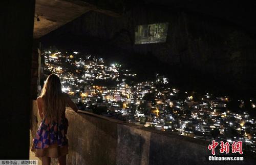 调节防疫生活 巴西贫民窟山体上放映巨幕电影 