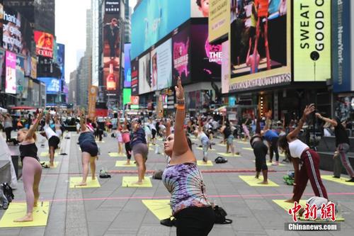 纽约民众时报广场练习瑜伽迎接夏至
