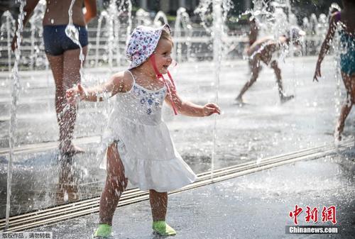 俄罗斯现百年来最热高温天 民众街头消暑