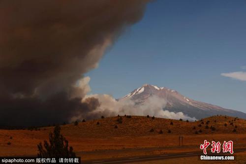 美国加州熔岩大火持续 浓烟直冲天际