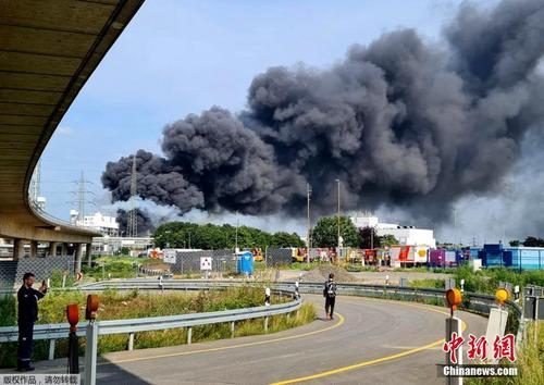 德国一化工园区发生剧烈爆炸 现场黑烟冲天