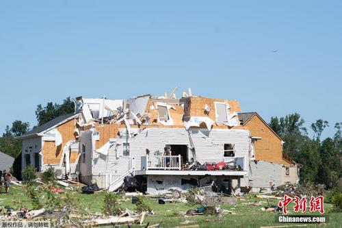 美国新泽西州遭龙卷风袭击 房屋受损严重一片狼藉