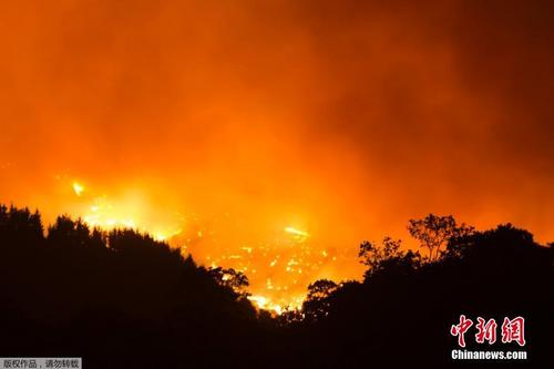 西班牙山火迫使民众撤离 烟雾滚滚