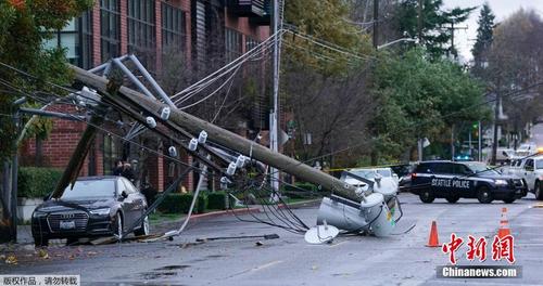 美国西雅图市遭遇恶劣天气 电线杆被强风吹倒