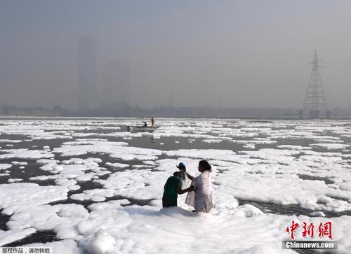 印度新德里河流遭污染 河面覆满白色泡沫