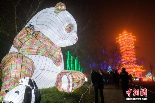 中国传统绚丽花灯亮相法国 熊猫巨龙栩栩如生