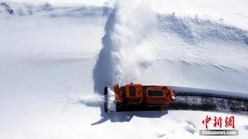 厚度超8米！土耳其高速公路总局清理积雪