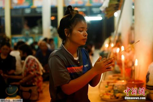 泰国幼儿园枪击事件遇难者家属悼念逝者