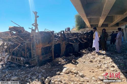 巴基斯坦一客车坠桥起火 事故已造成41人死亡