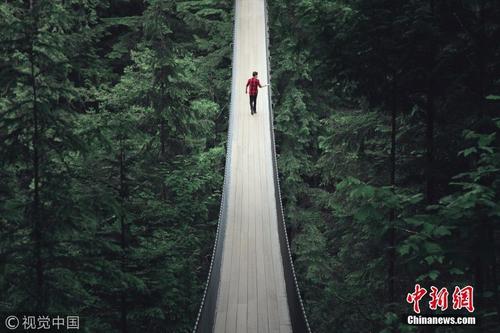 加拿大惊悚吊桥高空环绕