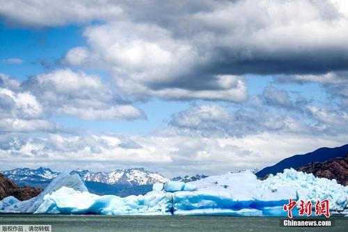 智利格雷冰川突然断裂 巨大冰块脱落 