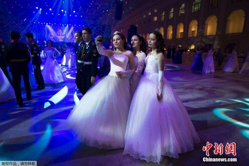 莫斯科军官学校举办年度舞会 俊男靓女翩翩起舞 