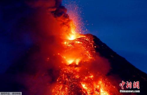 菲律宾马荣火山岩浆喷射 四万人已紧急疏散
