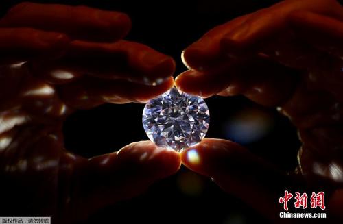 超闪亮 苏富比拍卖行展出102克拉白钻
