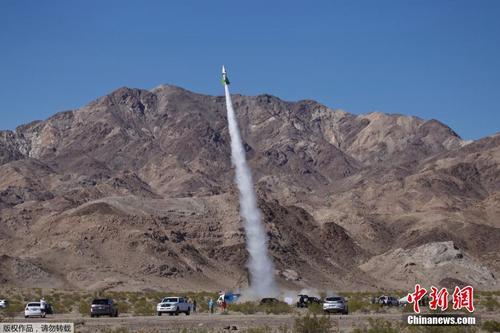 美61岁男子自制火箭 把自己送上571米高空