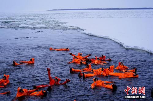 北极圈冰水“炸麻花”受中国游客青睐