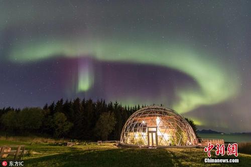 挪威夫妻自建生态圆顶屋 回归自然与北极光为伴