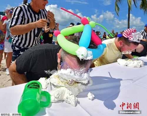 美国举办吃酸橙派大赛 选手带泳镜埋头苦吃