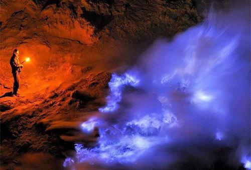 印尼火山喷发引化学反应现蓝色岩浆