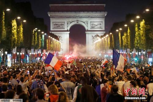 时隔12年再进世界杯决赛 法国球迷街头狂欢
