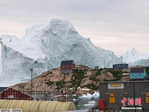 巨型冰山漂到格陵兰岛岸边 若崩解恐引发海啸 