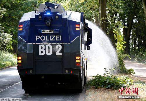 德国高温天气 防暴警车成“浇花神器”