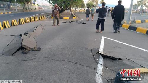 印尼龙目岛遭遇“连环震” 地面现巨大裂缝