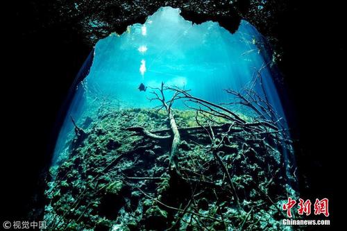 光线射入水下洞穴尽显幻美 潜水员如入时光隧道 
