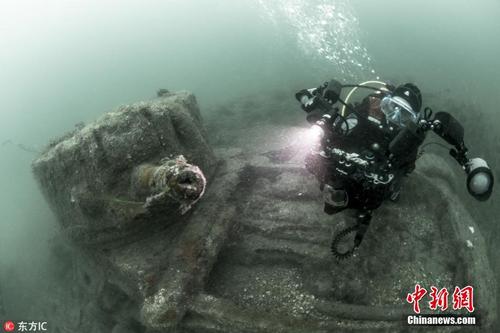 摄影师拍下沉海74年的二战坦克 