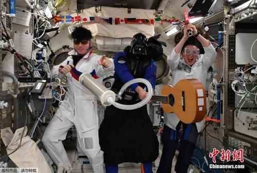 国际空间站宇航员庆祝万圣节 装扮成猫王、黑武士和疯子科学家