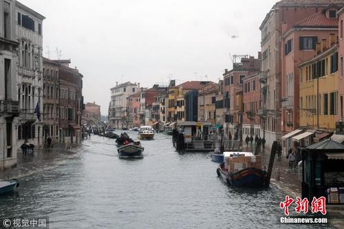 威尼斯持续遭洪水侵袭 独木舟划上街头
