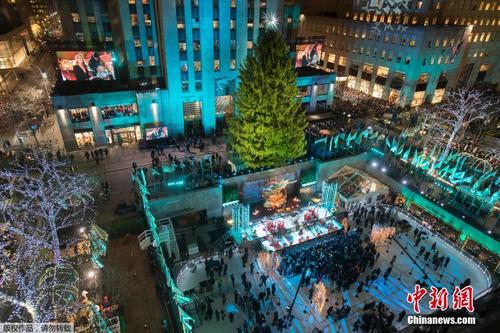 纽约洛克菲勒中心迎来圣诞树点灯仪式
