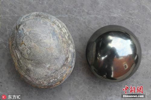 英国男孩发现神奇石灰石 呈光滑球状形