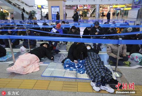 韩国“春运”火车票开售 民众打地铺熬夜抢票